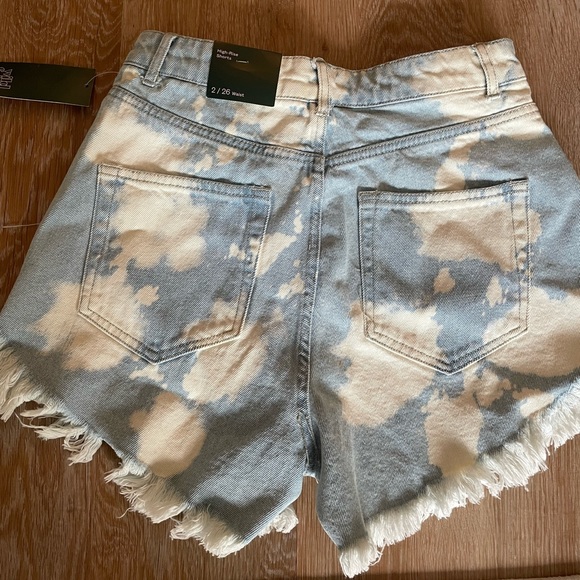 Jean shorts - bleached & distressed - size 26 waist (2) - Picture 4 of 4